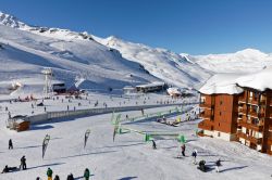 Piste da sci nel comprensorio in Val Thorens, Alpi francesi, Savoia. Questa località si trova nel Comune di Saint-Martin-de-Belleville - © Jerome LABOUYRIE / Shutterstock.com