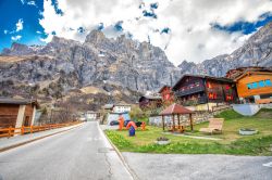 Una pittoresca veduta di Leukerbad con le Alpi svizzere sullo sfondo. Il paesaggio che circonda questa località è davvero suggestivo: da un lato un'immensa parete di roccia, ...