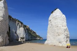 Pizzomunno la grande roccia bianca, un faraglione simbolo della spiaggia di Vieste e del Gargano in Puglia