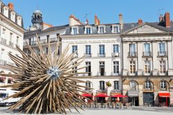 Place du Bouffay a Nantes, Francia. Situata nell'omonimo quartiere, il più antico del centro cittadino, questa piazza è stata la "place" principale della città ...