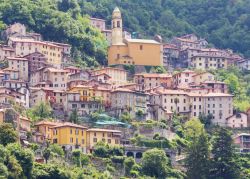 La citadina di Pognana Lario con le sue case a picco sul Lago di Como in Lombardia