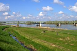 Ponte sul fiume a Sully sur Loire in Francia - © Pack-Shot / Shutterstock.com