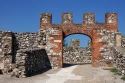 Porta d'ingresso nelle mura di Lonato del Garda, Lombardia, Italia. In tre dei torrioni che caratterizzano le mura si aprono delle porte ad arco.

