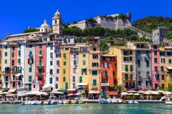 Porto Venere con le sue case colorate sul mare, La Spezia, Liguria.



