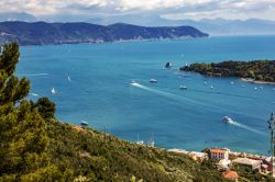 Porto Venere sul Mare Mediterraneo, La Spezia, Liguria. Il paese sorge all'estremità meridionale di una penisola che forma la sponda occidentale del Golfo della Spezia, noto anche ...