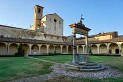 Il pozzo dell'acqua della Certosa di Pontignano, nel Comune di Castelnuovo Berardenga (Siena) - © pugajl / Shutterstock.com