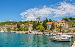 Prvic Luka, il porto sull'isola al largo di Sibenico in Croazia - © OPIS Zagreb / Shutterstock.com