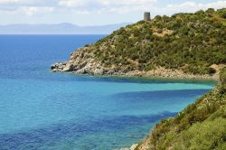Quartu Sant'Elena, Sardegna: la torre spagnola e la spiaggia di Mari Pintau vicino a Cagliari