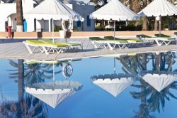 Riflessi sull'acqua di una piscina a Nabeul, Tunisia. Ombrelloni e lettini in uno dei tanti alberghi di questa località tunisina la cui economia ruota da sempre attorno al turismo.
 ...