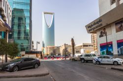 Riyadh (Arabia Saudita): veduta della Kingdom Tower da una strada della capitale saudita. Questo grattacielo alto 311 metri al tetto (302 all'ultimo piano) ha vinto nel 2002 il premio come ...