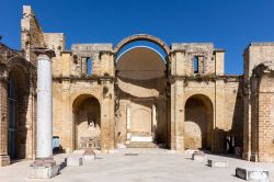 Rovine della chiesa del XVIII° secolo a Salemi, Sicilia. L'edificio religioso venne gravemente danneggiato dal terremoto del 1968. 
