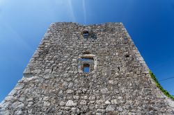 Rovine di una torre medievale nella città di Zaton, Croazia. Appollaiato lungo le rive dell'omonima baia, questo pittoresco villaggio è abitato da poco più di 800 abitanti.  ...