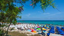San Foca,Puglia: la spiaggia in agosto e il mare limpido Adriatico nel Salento. Una delle spiagge a nord del centro - © Balate Dorin / Shutterstock.com