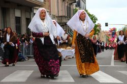 San Giovanni Suergiu donne in costume tradizionale durante un evento tipico - © Gianni Careddu - CC BY-SA 3.0, Wikipedia