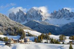 Santa Magdalena o Santa Maddalena, Val di Funes, Alto Adige. Il paesino montano sorge a 1337 metri di altezza. In questa pittoresca immagine è ritratto in inverno sotto una coltre di ...