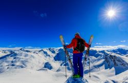 Uno sciatore ammira il suggestivo panorama delle montagne francesi sulle piste di Meribel (Savoia).

