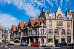 Scorcio cittadino nel centro di Reims, Francia, con negozi e auto parcheggiate lungo la strada - © Kiev.Victor / Shutterstock.com