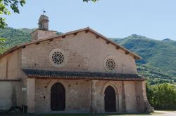 Uno scorcio della chiesa di San Salvatore a Norcia, Umbria, prima dei crolli dell'ottobre 2016.  Si trova a Campi, frazione di Norcia: oggi, dopo i due terremoti, rimane solo una porzione ...