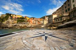 Uno scorcio suggestivo di Tellaro, La Spezia, Italia. Questo pittoresco borgo marinaro si trova all'estremo orientale del Golfo dei Poeti, su uno sperone roccioso che degrada verso il mare.



 ...