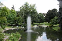Scorcio di un parco verde con fontana nella città di Marianske Lazne, Repubblica Ceca.
