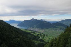 Scorcio panoramico del villaggio di Stoos, Svizzera. Situato a mezz'ora da Lucerna, il borgo montano di Stoos, senza auto, si trova a 1330 metri di altezza sotto l'imponente Fronalpstock.
 ...