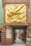 Uno scorcio panoramico di Boettcher Street con il rilievo dorato Lichtbringer a Brema, Germania. Ricostruita da Ludwig Roselius, inventore del caffé decaffeinato fra il 1922 e il 1931, ...