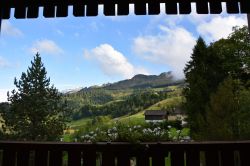 Scorcio panoramico di Stoos, Svizzera, visto dal balcone di un albergo.
