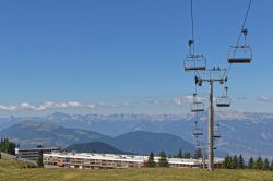 Seggiovia per la stazione sciistica di Chamrousse, Grenoble, Francia. Questo comprensorio offre 90 km di piste per lo sci alpino e una quarantina per quello nordico - © Pierre Jean Durieu ...