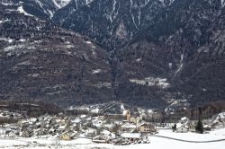 Panorama innevato nella frazione Mozzio di Crodo, Piemonte, Italia. Un bel paesaggio con la neve in attesa dell'arrivo della nuova stagione.

