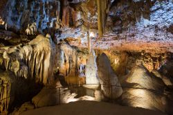 Stalagmiti e stalattiti nella grotta di Baredine a Porec, Croazia. Nelle vicinanze del casale di Nova Vas, fra i Comuni di Parenzo, Visnjan e Tar, si trova questa spettacolare grotta profonda ...