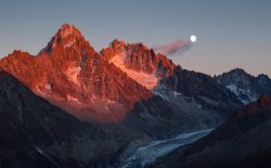 Tramonto sui picchi dell'Aiguilles con il sorgere della luna, Argentiere (Chamonix), Francia.

