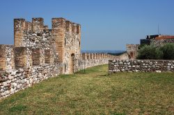 Scorcio panoramico della fortezza di Lonato del Garda, Lombardia, Italia. Il borgo antico della città è abbarbicato attorno alla Rocca e si estende sulle pendici meridionali del ...