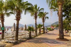 Una passeggiata lungomare con palme a Marmaris, Turchia. La città è situata sul golfo che si affaccia sull'isola di Rodi.



