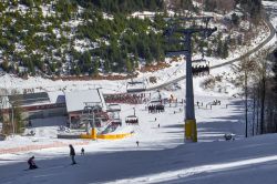 Ski Carousel a Winterberg, Germania: una pista con seggiovia e sciatori che fanno slalom - © Nielskliim / Shutterstock.com