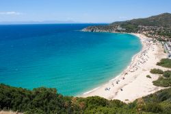 Solanas e la sua spiaggia viste dall'alto, Sardegna.



