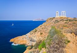 Il tempio di Poseidone sovrasta l'omonima costa, dall'alto di Capo Sounion vicino ad Atene