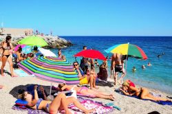 Spiaggia affollata a Bergeggi, Savona, Liguria. Il borgo ligure, abbarbicato a 1100 metri di quota e immerso in un paesaggio mozzafiato, è una delle località piu frequentate dal ...
