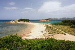 Spiaggia di Cannigione, Sardegna. Una delle deliziose spiaggette che fa parte del villaggio di Cannigione: la maggior parte si trova fra il golfo delle Saline e quello di Arzachena  - ...