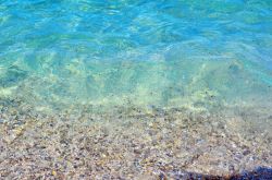 Spiaggia di ciottoli a Bergeggi, Savona, lambita da acque trasparenti (Liguria).



