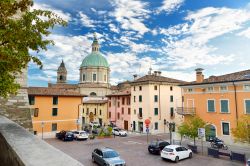 Splendida veduta di Lonato del Garda in Lombardia con la cupola della Cattedrale e le case colorate del centro storico - © MNStudio / Shutterstock.com