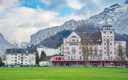 Splendide vedute alpine innevate con la tradizionale architettura su Alpenstrasse, la via principale di Interlaken, Svizzera - © dnaveh / Shutterstock.com