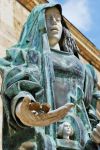 La statua della Madonna della Pace davanti al duomo di Castelnuovo Berardenga, Siena - © Fabio Caironi / Shutterstock.com