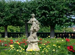Statua di donna nel giardino delle rose della cattedrale di Bamberga, Germania.

