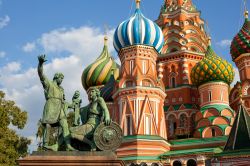 Statua di Minin e Pozharsky davanti a San Basilio, Mosca, Russia - E' situato nella Piazza Rossa, di fronte alla cattedrale di San Basilio, questo monumento bronzeo che commemora il principe ...