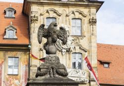 Statua medievale di un'aquila nel centro di Bamberga, Germania.

