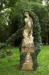 Statua nel parco di Grazzano Visconti: sembra che una placida emozione romantica sia stata infusa e trasmessa al bellissimo parco che circonda il castello, una composizione di fiori, ...