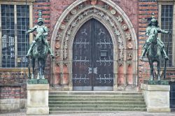 Statue equestri in rame davanti al Palazzo Municipale di Brema, Germania. L'edificio, che si affaccia sulla Piazza del Mercato, è stato inserito nel Patrimonio dell'Umanità ...