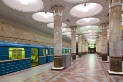Interno della stazione metro Kievskaya di Mosca, Russia - Pavimenti marmorei e colonne dai capitelli decorati per l'interno di questa stazione della linea metropolitana di Mosca © jackf ...