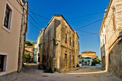 Strada del centro storico di Susak, Croazia. Sull'isola c'è un solo paese, dove vivono circa 180 abitanti. Tra i suoi eventi il Festival Musicale Internazionale, animato ...