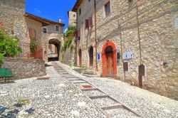 Strada medievale nel cuore del borgo di Vallo di Nera in Umbria